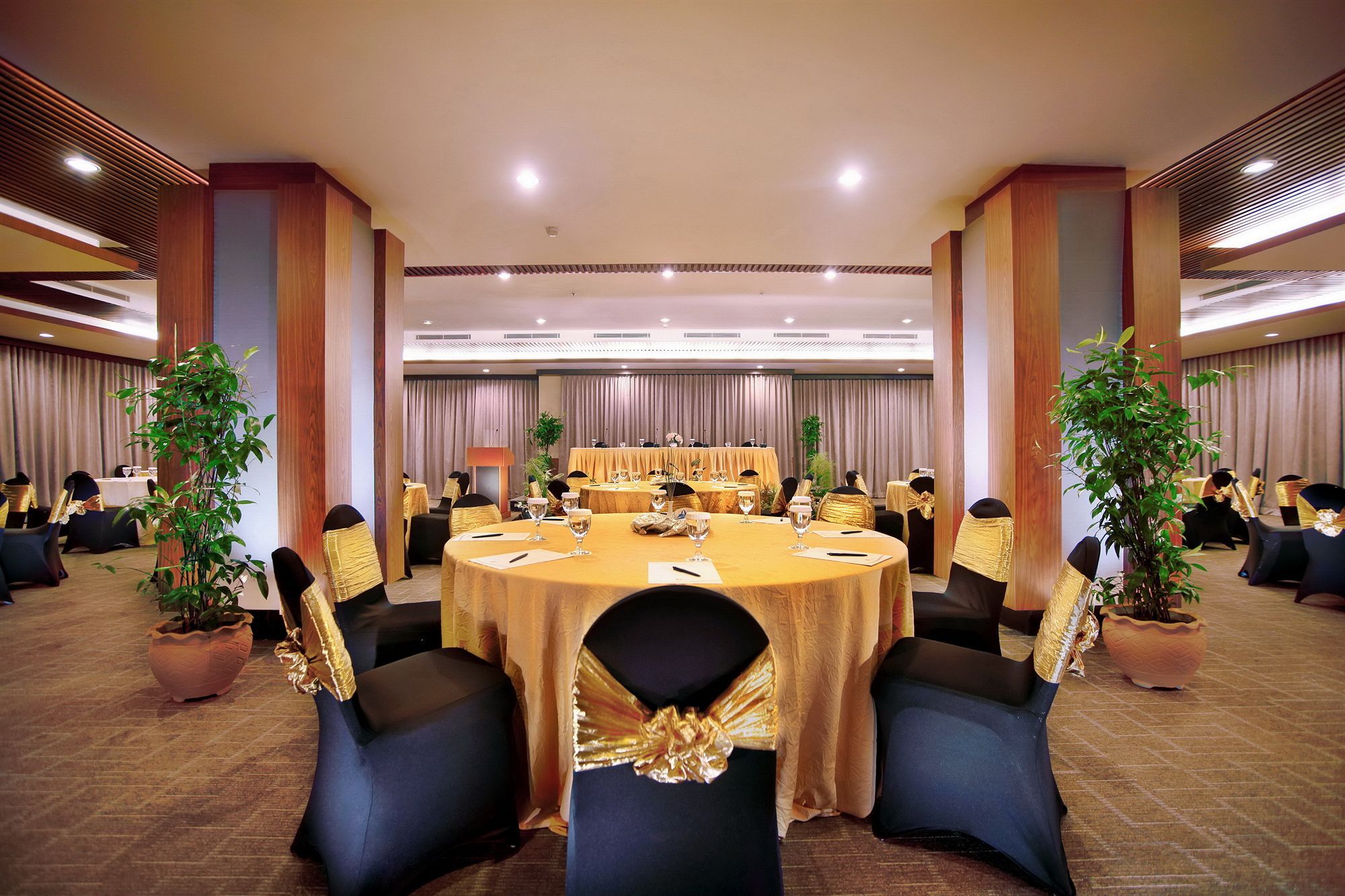 Golden Tulip Balikpapan Hotel & Suites Экстерьер фото